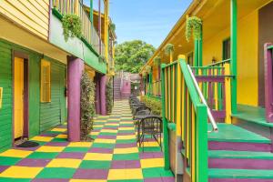 Historic Mardi Gras Inn في نيو أورلينز: ممر ملونة من المنازل مع أرضيات ملونة
