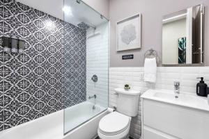 SWJ Btm G, 1 and 2 - Save on 2Day+ Stays_6Br Triplex في نيويورك: حمام مع مرحاض وحوض استحمام ومغسلة