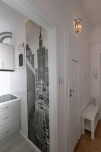 een keuken met een foto van een stad aan de muur bij Spacious Apt in heart of Warsaw in Warschau