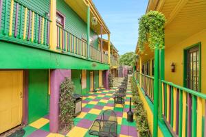 uma rua vazia com pisos coloridos num edifício em Historic Mardi Gras Inn em Nova Orleans