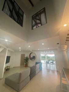 Area soggiorno di Les Appart villa Sunbay Caraibes avec piscine privative vue mer et montagne