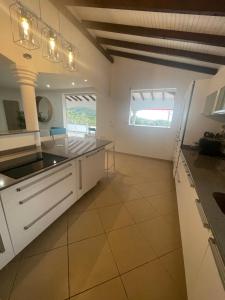 Cucina o angolo cottura di Les Appart villa Sunbay Caraibes avec piscine privative vue mer et montagne