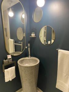 Bagno di Les Appart villa Sunbay Caraibes avec piscine privative vue mer et montagne