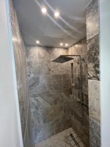 Bagno di Les Appart villa Sunbay Caraibes avec piscine privative vue mer et montagne