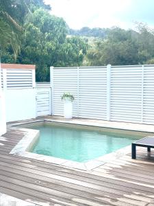 Piscina di Les Appart villa Sunbay Caraibes avec piscine privative vue mer et montagne o nelle vicinanze