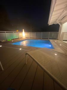 Piscina di Les Appart villa Sunbay Caraibes avec piscine privative vue mer et montagne o nelle vicinanze