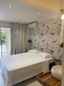 Letto o letti in una camera di Les Appart villa Sunbay Caraibes avec piscine privative vue mer et montagne