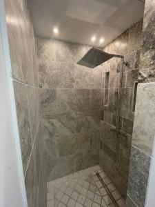 Bagno di Les Appart villa Sunbay Caraibes avec piscine privative vue mer et montagne