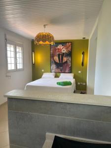 Letto o letti in una camera di Les Appart villa Sunbay Caraibes avec piscine privative vue mer et montagne