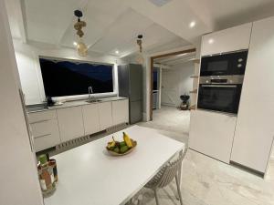 Cucina o angolo cottura di Les Appart villa Sunbay Caraibes avec piscine privative vue mer et montagne