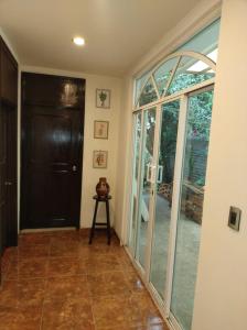 a hallway with a large glass door and a table at Casa del primo in Ixtapaluca