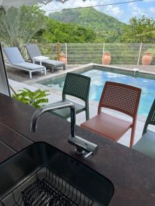 Piscina di Les Appart villa Sunbay Caraibes avec piscine privative vue mer et montagne o nelle vicinanze