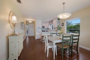 Dapur atau dapur kecil di West Bay Cove 206 condo +37 gambar