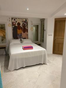 Letto o letti in una camera di Les Appart villa Sunbay Caraibes avec piscine privative vue mer et montagne