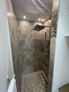 Bagno di Les Appart villa Sunbay Caraibes avec piscine privative vue mer et montagne