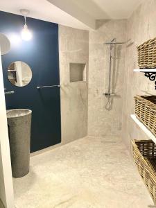 Bagno di Les Appart villa Sunbay Caraibes avec piscine privative vue mer et montagne