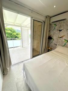 Letto o letti in una camera di Les Appart villa Sunbay Caraibes avec piscine privative vue mer et montagne