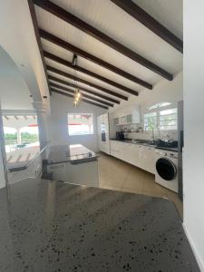 Cucina o angolo cottura di Les Appart villa Sunbay Caraibes avec piscine privative vue mer et montagne
