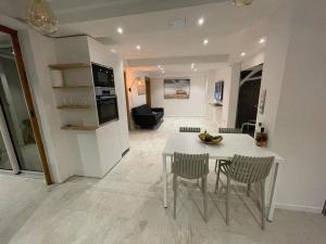 Cucina o angolo cottura di Les Appart villa Sunbay Caraibes avec piscine privative vue mer et montagne