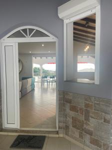 Foto dalla galleria di Les Appart villa Sunbay Caraibes avec piscine privative vue mer et montagne a Le François