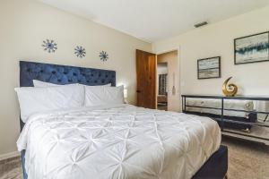 Cama ou camas em um quarto em Sunny Retreat - Spacious Yard, Firepit, & Grill home