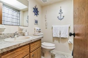 Um banheiro em Sunny Retreat - Spacious Yard, Firepit, & Grill home