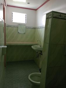 łazienka z toaletą i umywalką w obiekcie Goldsky Seaview Resort Lagang Green Room w mieście San Juan