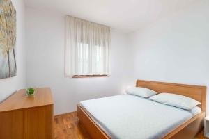 Schlafzimmer mit einem Bett, einem Schreibtisch und einem Fenster in der Unterkunft Apartment in Porec - Istrien 44235 in Poreč