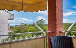 einen Balkon mit einem Stuhl und Meerblick in der Unterkunft Apartment in Porec - Istrien 44235 in Poreč