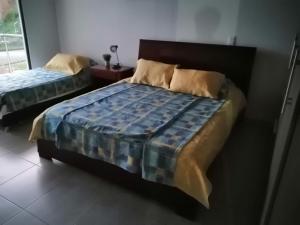 1 dormitorio con 2 camas en una habitación en La Mejor Casa Campestre con vista cerca al Parque del Café, en Pueblo Tapado