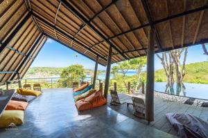 an outdoor living room with a view of the water at Bong Hostel Nusa Lembongan in Nusa Lembongan