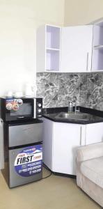 eine Küche mit einer Mikrowelle auf einer Box in der Unterkunft Avida Tower 2 Mountain View Condominium in Davao City