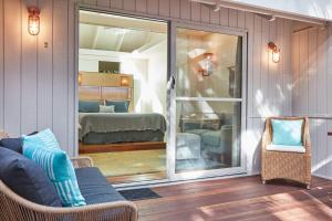 ein Wohnzimmer mit Blick auf ein Schlafzimmer in der Unterkunft Arajilla Retreat in Lord Howe