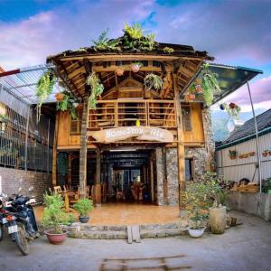 un edificio con un restaurante con plantas. en A Lử Homestay en Mù Cang Chải