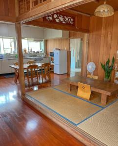 kuchnia i jadalnia ze stołem i krzesłami w obiekcie フェーヌカジ洋室 w mieście Miyako-jima