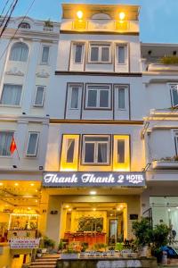 un grande edificio con un hotel chandan sharma di Thanh Thanh 2 Hotel a Da Lat