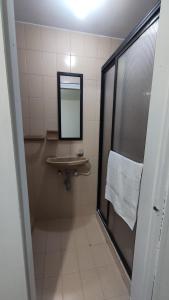Koupelna v ubytování Habitación, con baño privado #7