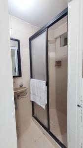 Koupelna v ubytování Habitación, con baño privado #7