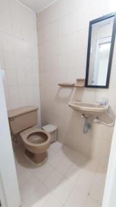 Koupelna v ubytování Habitación, con baño privado #7 + 2 fotografie