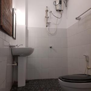 W łazience znajduje się prysznic, toaleta i umywalka. w obiekcie Shoba Traveller's Tree w mieście Galle