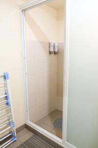 a shower with a mirror in a bathroom at Spacious 1BR Corner Unit in IT Park in Cebu City