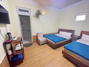 Postel nebo postele na pokoji v ubytování Hân Hoan Hotel