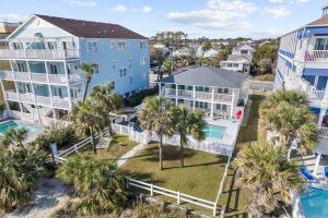 una vista aérea de una casa con palmeras y una piscina en Lavish Accessible, On Ocean, 4 King Beds, Huge Private Pool, Yard, Spa, Patio, BBQ, & Game Tables, en Myrtle Beach 115 fotos más