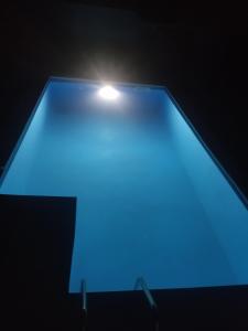 uma luz azul em cima de uma mesa em Fenix 1 em Belgrado