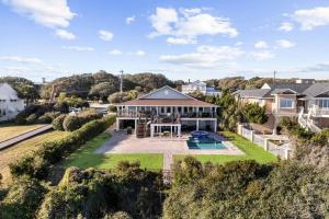 Πισίνα στο ή κοντά στο ﻿Posh Ocean Front: Huge Private Pool, Yard, Spa, Patio & Deck, BBQ, Game Room with 4 En-Suite Bathrooms