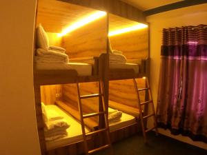 Uma cama ou camas num quarto em Dharma Backpackers