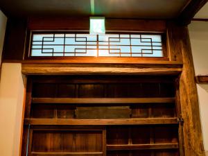 una puerta de madera con una ventana encima en GOYADO, en Ozu