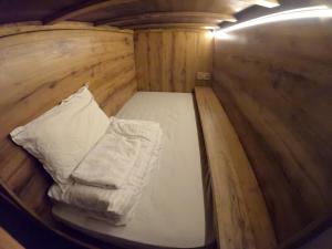 Uma cama ou camas num quarto em Dharma Backpackers