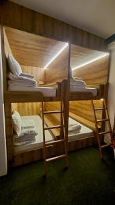 Uma cama ou camas num quarto em Dharma Backpackers