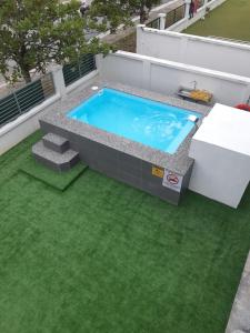 an overhead view of a swimming pool on a lawn at Gallery@U12Homestay in Shah Alam